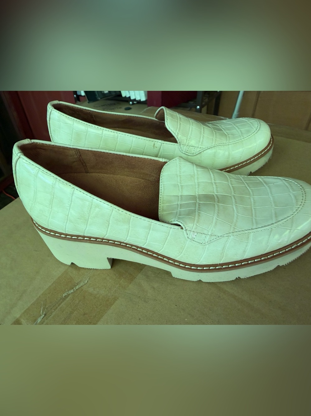 Naturalizer Womens Loafers 7.5 Wide White Croc Embossed Platform Slip On Shoes